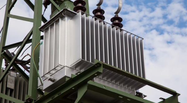 A distribution transformer with cooling ribs