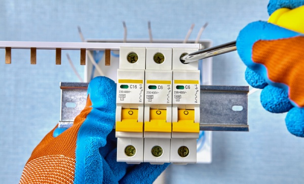 A featured image for Faulty Circuit Breaker article