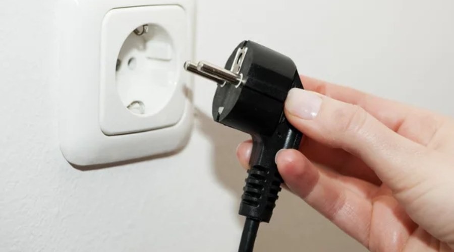 Disconnecting a plug from a power socket