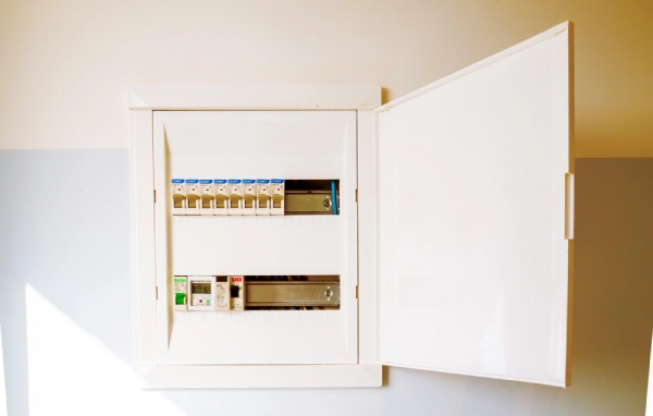 A featured image for Circuit Breaker vs Safety Switch article