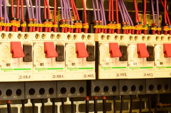 Three pole thermal magnetic circuit breaker