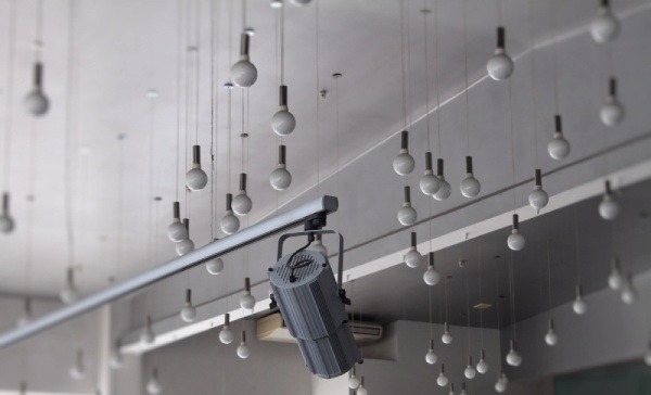 Controlled track spotlights for a photography studio