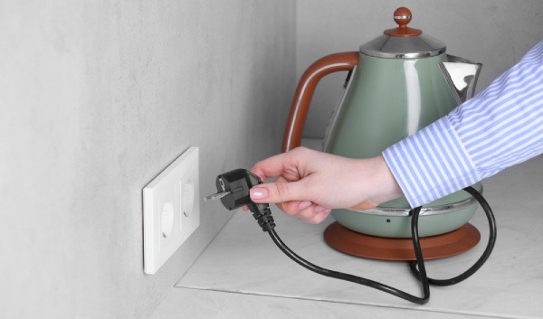 Plugging an electric kettle