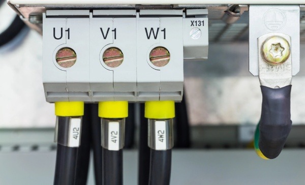 Three phase power connection