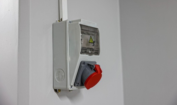 Electrical box with single and three phase current appliances and power outlets