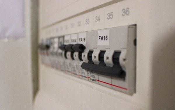 Three phase circuit breaker